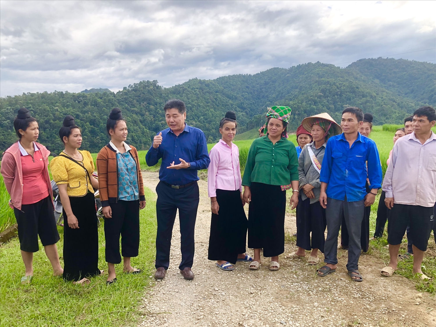 Giám đốc Trung tâm Khuyến nông Quốc gia Lê Quốc Thanh trao đổi kinh nghiệm sản xuất cùng người dân tham gia mô hình Giám đốc Trung tâm Khuyến nông Quốc gia Lê Quốc Thanh trao đổi kinh nghiệm sản xuất cùng người dân tham gia mô hình