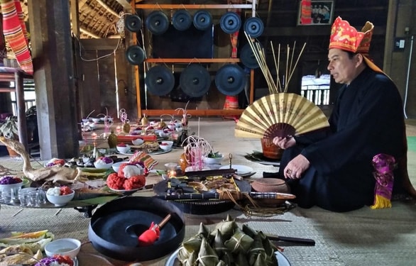 Ông Mo đang cử hành nghi lễ Mo mát nhà ở Hòa Bình - Ảnh: BÙI VĂN NAM Ông Mo đang cử hành nghi lễ Mo mát nhà ở Hòa Bình - Ảnh: BÙI VĂN NAM
