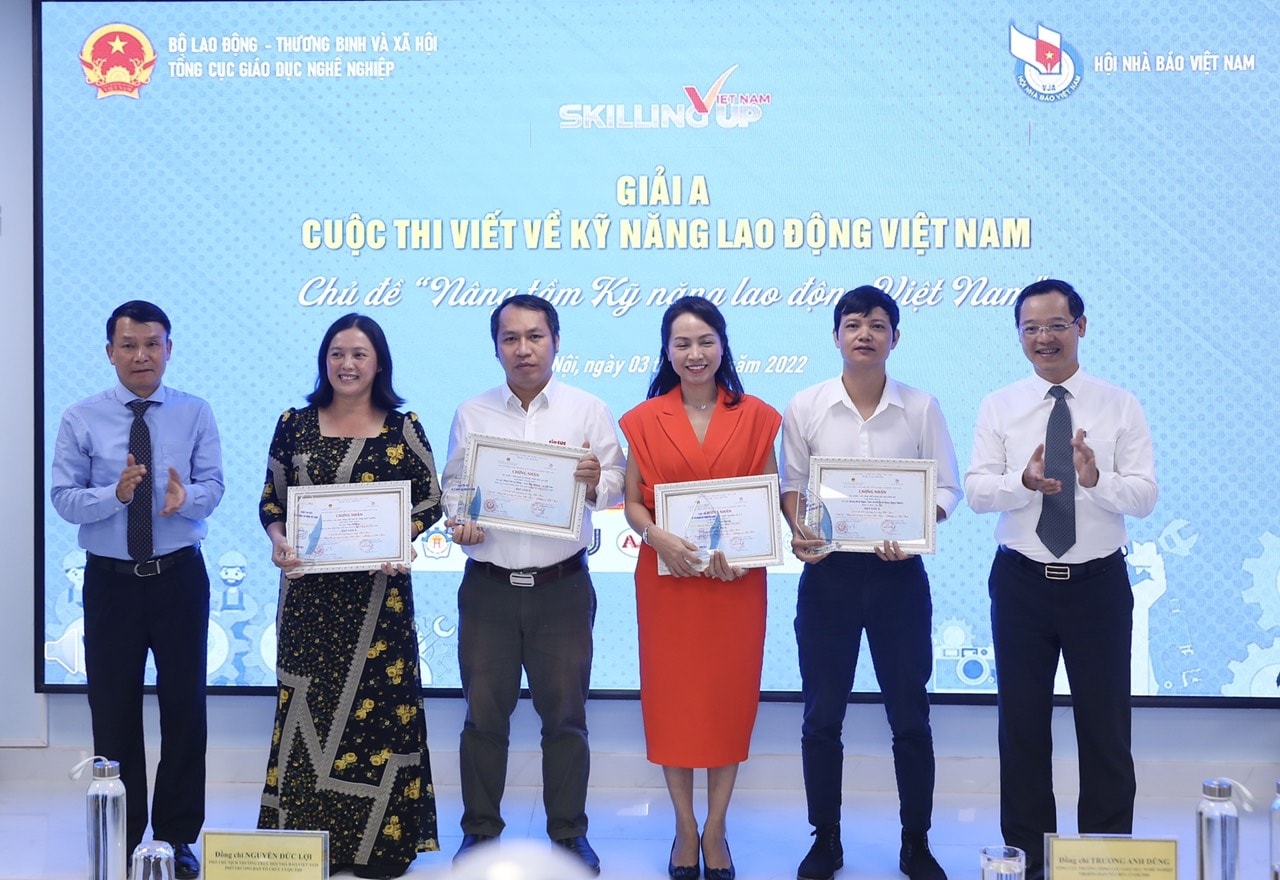 Ban Tổ chức trao giải thưởng cho các tác giả có tác phẩm đạt giải A cuộc thi viết về Kỹ năng lao động Việt Nam
