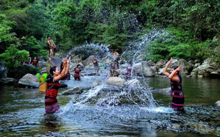 Du lịch cộng đồng đang là hướng đi gúp nhiều hộ đồng bào ở A Roàng vươn lên thoát nghèo bền vững Du lịch cộng đồng đang là hướng đi gúp nhiều hộ đồng bào ở A Roàng vươn lên thoát nghèo bền vững