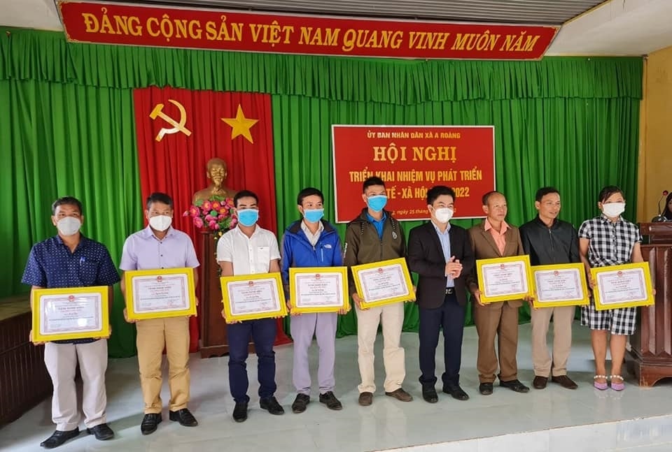 Nhiều Đảng viên ở A Roàng được khen thưởng vì có đóng góp cho công cuộc xóa đói giảm nghèo ở địa phương Nhiều Đảng viên ở A Roàng được khen thưởng vì có đóng góp cho công cuộc xóa đói giảm nghèo ở địa phương