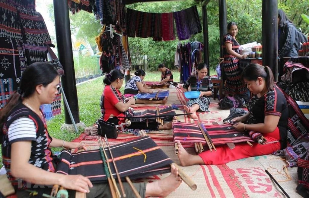Không chỉ giải quyết công ăn việc làm cho nhiều chị em phụ nữ, nghề dệt thổ cẩm ở A Roàng còn là điểm nhấn của địa phương trong phát triển du lịch Không chỉ giải quyết công ăn việc làm cho nhiều chị em phụ nữ, nghề dệt thổ cẩm ở A Roàng còn là điểm nhấn của địa phương trong phát triển du lịch