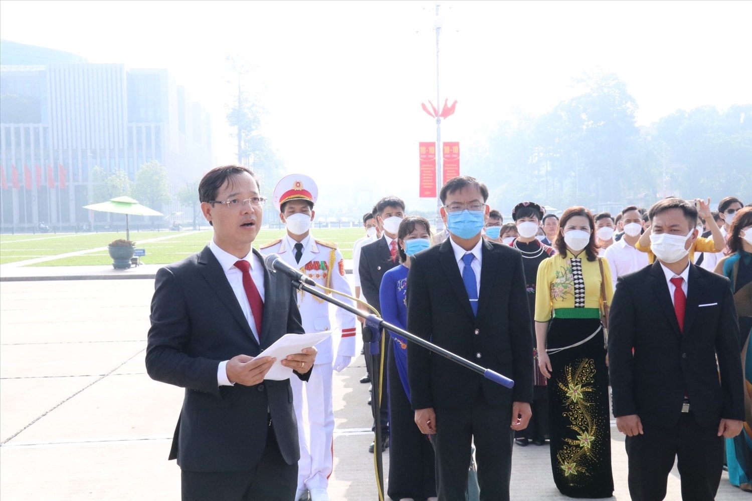 Thay mặt Đoàn đại biểu, Tổng Cục trưởng Trương Anh Dũng thành kính báo công dâng Bác Thay mặt Đoàn đại biểu, Tổng Cục trưởng Trương Anh Dũng thành kính báo công dâng Bác