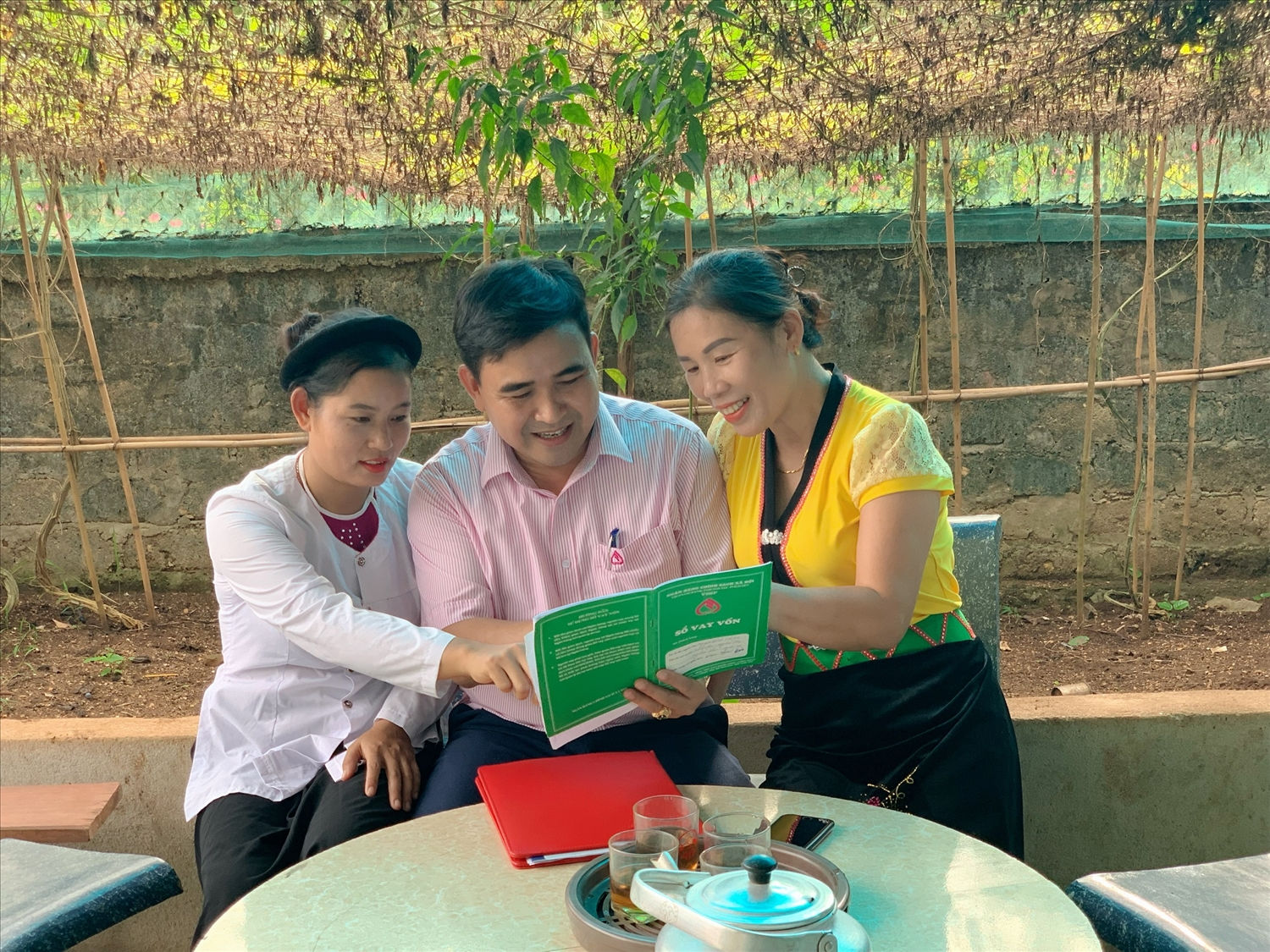 Cán bộ NHCSXH luôn gần gũi với người dân để hướng dẫn, hỗ trợ các chính sách tín dụng