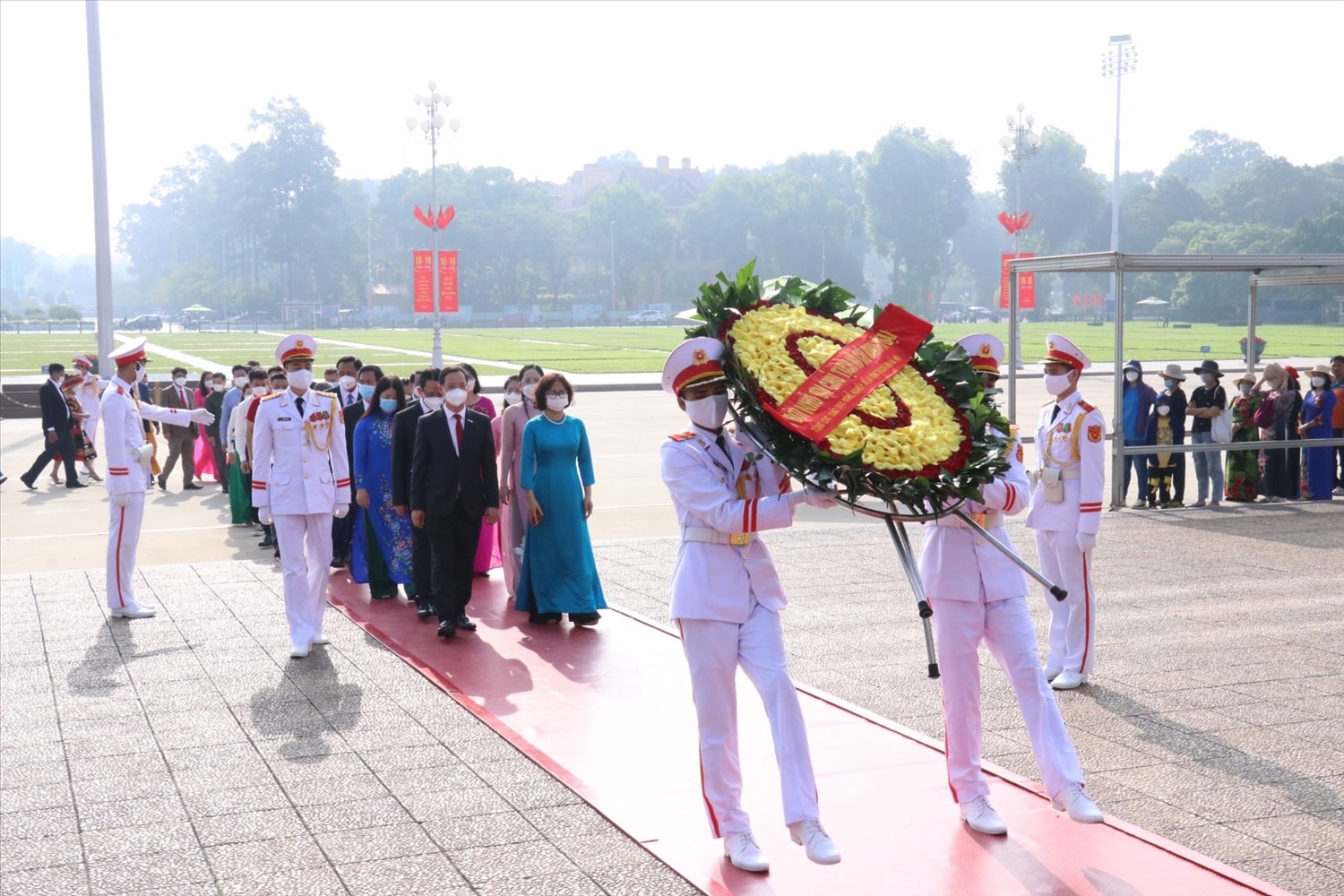 Đoàn Đại biểu dâng vòng hoa tưởng niệm Chủ tịch Hồ Chí Minh. Đoàn Đại biểu dâng vòng hoa tưởng niệm Chủ tịch Hồ Chí Minh.