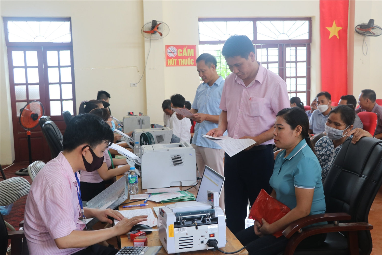 Cán bộ Ngân hàng CSXH giải ngân vốn vay cho khách hàng.
