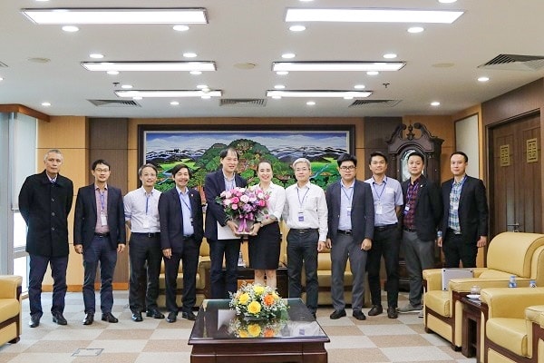 Trường Đại học Bách khoa Hà Nội tặng hoa lãnh đạo EVNNPC Trường Đại học Bách khoa Hà Nội tặng hoa lãnh đạo EVNNPC