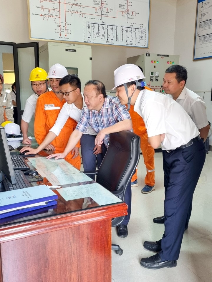 Phó TGĐ EVNNPC Vũ Anh Phương kiểm tra vận hành hệ thống Phó TGĐ EVNNPC Vũ Anh Phương kiểm tra vận hành hệ thống