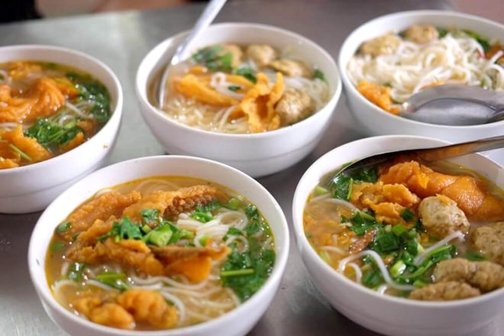 Món bún cá cay đầy ắp được làm từ lòng rán, dạ dày, bóng cá với ước dùng ngọt thanh, xen lẫn chút vị cay đặc trưng của thành phố hoa phượng đỏ