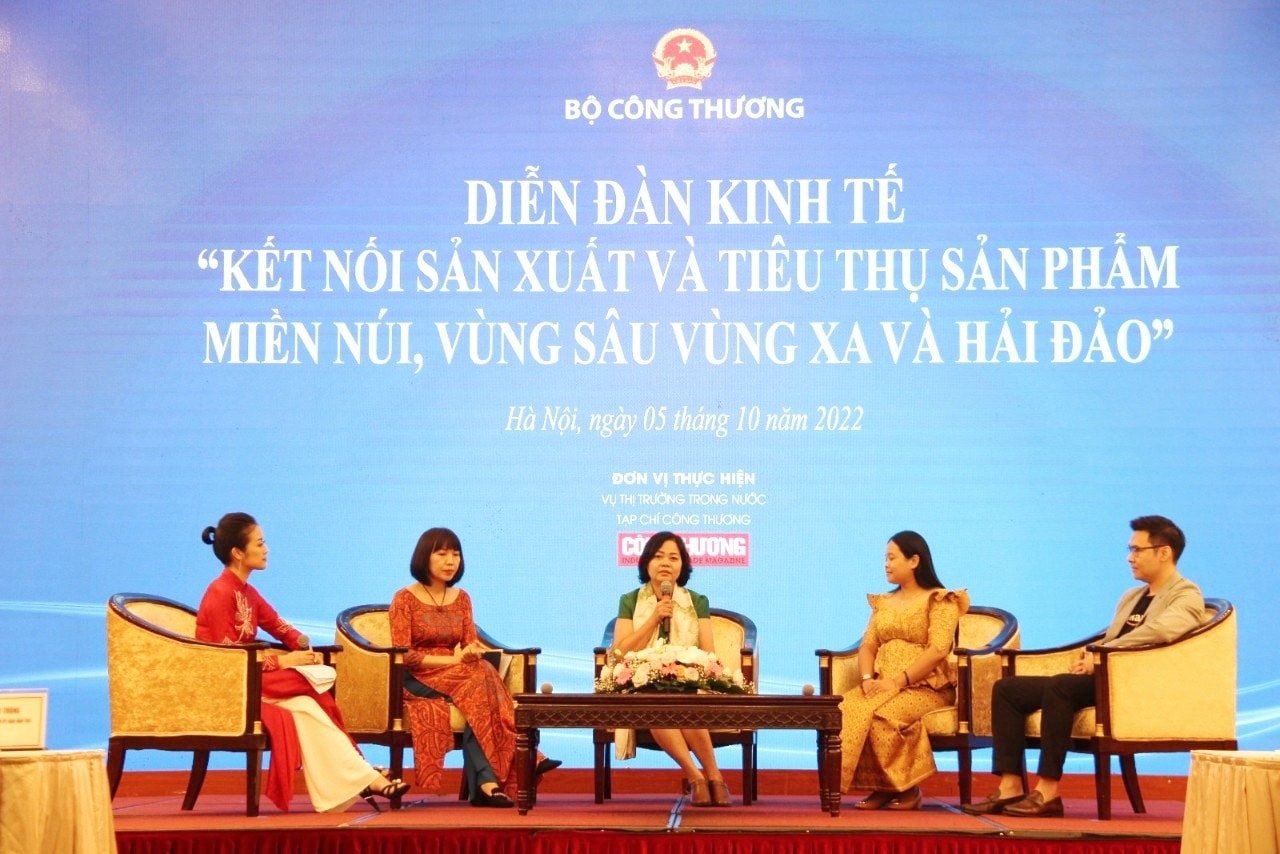 Các đại biểu trao đổi, chia sẻ tại Phiên thảo luận của Diễn đàn 
