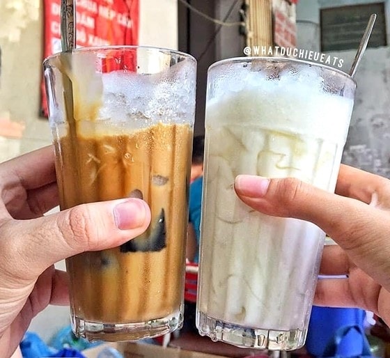 Thưởng thức cà phê cốt dừa và chè dừa dầm tại bờ biển Đồ Sơn.