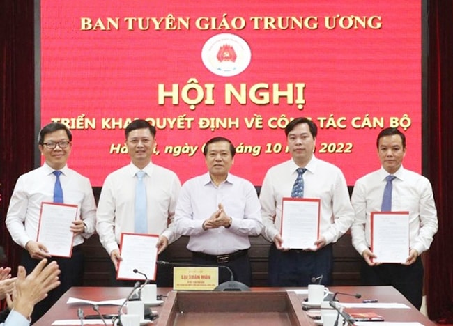 Lãnh đạo Ban Tuyên giáo Trung ương trao quyết định cho những người được bổ nhiệm
