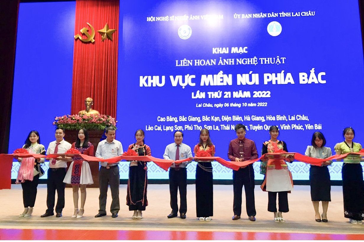 Đại biểu cắt băng Khai mạc Liên hoan Ảnh nghệ thuật khu vực miền núi phía Bắc lần thứ 21 năm 2022 tại Lai Châu