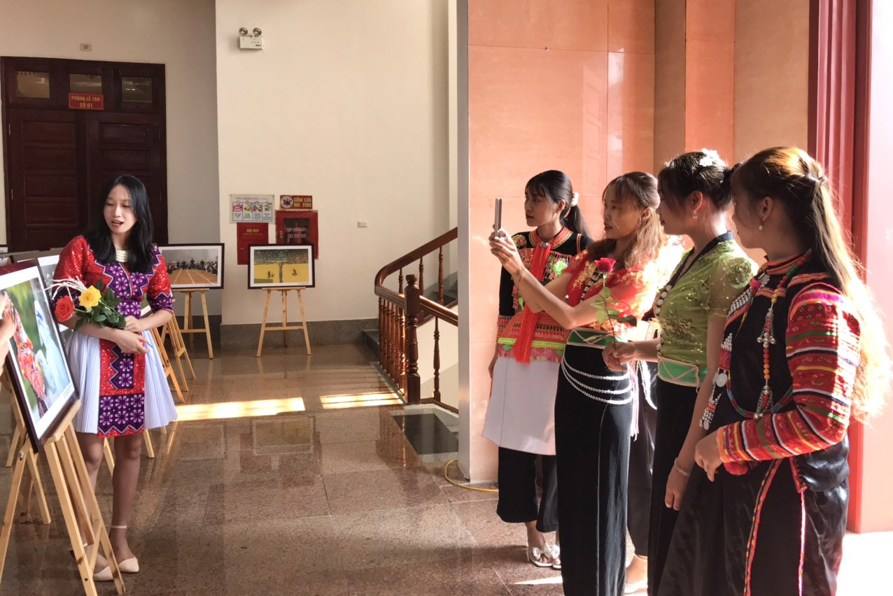 Liên hoan ảnh là dịp bà con các dân tộc  Lai Châu về thưởng lãm