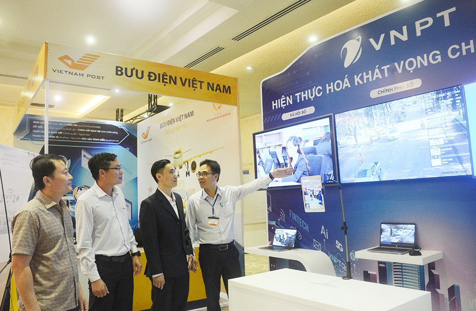 Các đại biểu tham quan gian trưng bày công nghệ chuyển đổi số của một số đơn vị