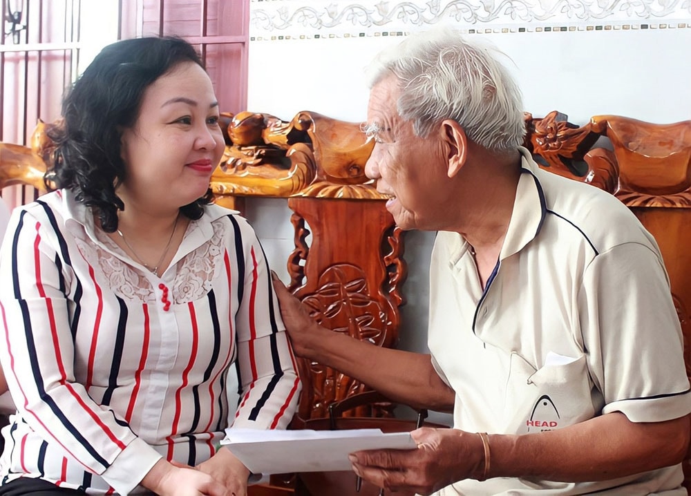 Già làng La Chí Thái kể cho Phó Bí thư Thường trực Tỉnh ủy, Chủ tịch HĐND tỉnh Phú Yên Cao Thị Hòa An nghe về chuyện vận động bà con trong làng chấp hành tốt mọi chủ trương, đường lối của Đảng, chính sách, pháp luật của Nhà nước, xây dựng khối Đại đoàn kết dân tộc. (Ảnh: CTV) Già làng La Chí Thái kể cho Phó Bí thư Thường trực Tỉnh ủy, Chủ tịch HĐND tỉnh Phú Yên Cao Thị Hòa An nghe về chuyện vận động bà con trong làng chấp hành tốt mọi chủ trương, đường lối của Đảng, chính sách, pháp luật của Nhà nước, xây dựng khối Đại đoàn kết dân tộc. (Ảnh: CTV)