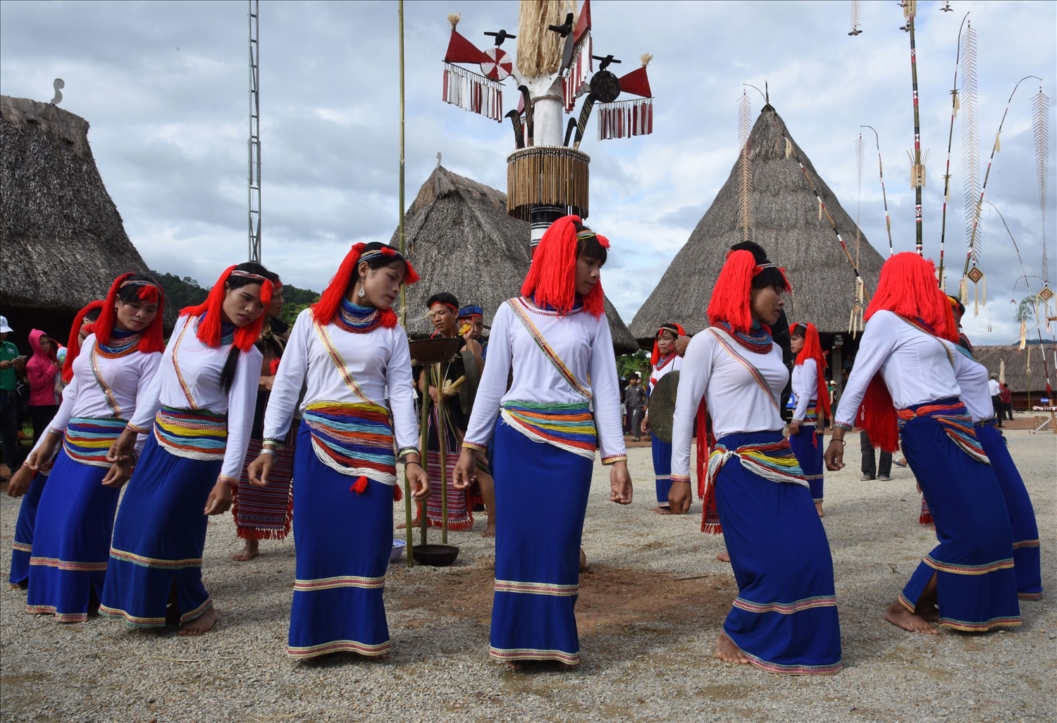 Múa Ka đáu của dân tộc Cor (Ảnh Tấn Vịnh) Múa ka đấu của dân tộc Cor (Ảnh Tấn Vịnh)