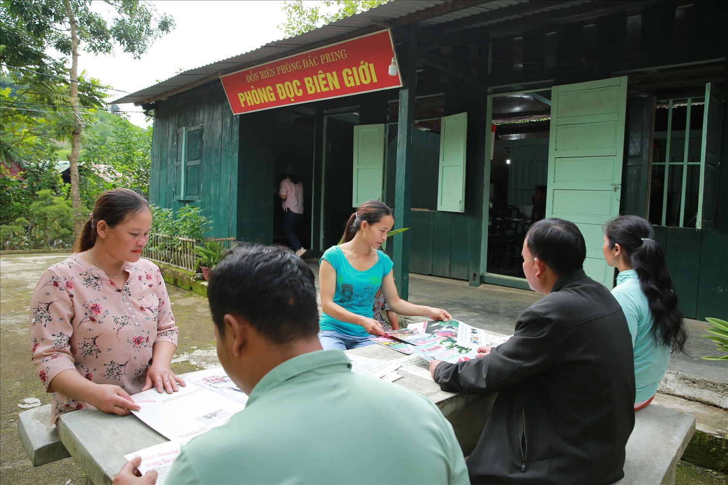 Mô hình “Phòng đọc biên giới” của Đồn Biên phòng Đắc Pring góp phần nâng cao đời sống tinh thần cho nhân dân khu vực biên giới.