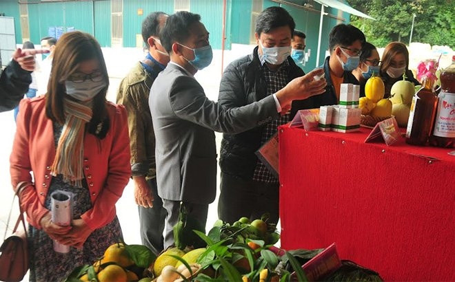 Đại diện các doanh nghiệp trong và ngoài tỉnh tham quan gian hàng trưng bày các sản phẩm đặc sản của tỉnh Yên Bái