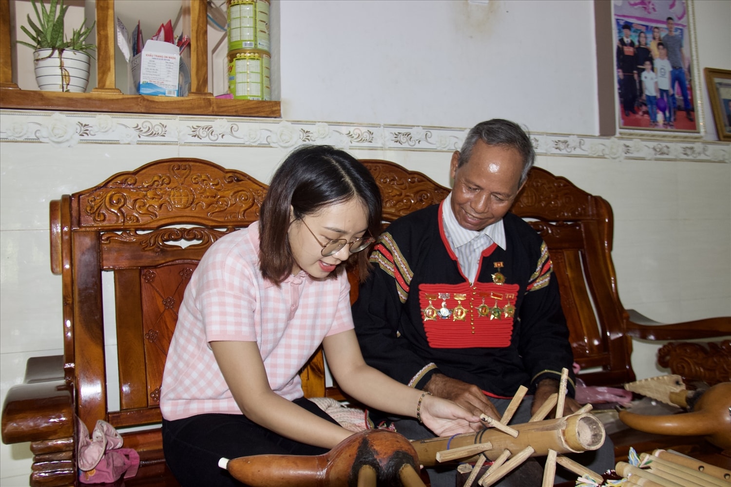 Từ năm 15 tuổi, già Y Hơ đã bộc lộ nhiều tình yêu với những giai điệu truyền thống dân tộc Từ năm 15 tuổi, già Y Hơ đã bộc lộ nhiều tình yêu với những giai điệu truyền thống dân tộc