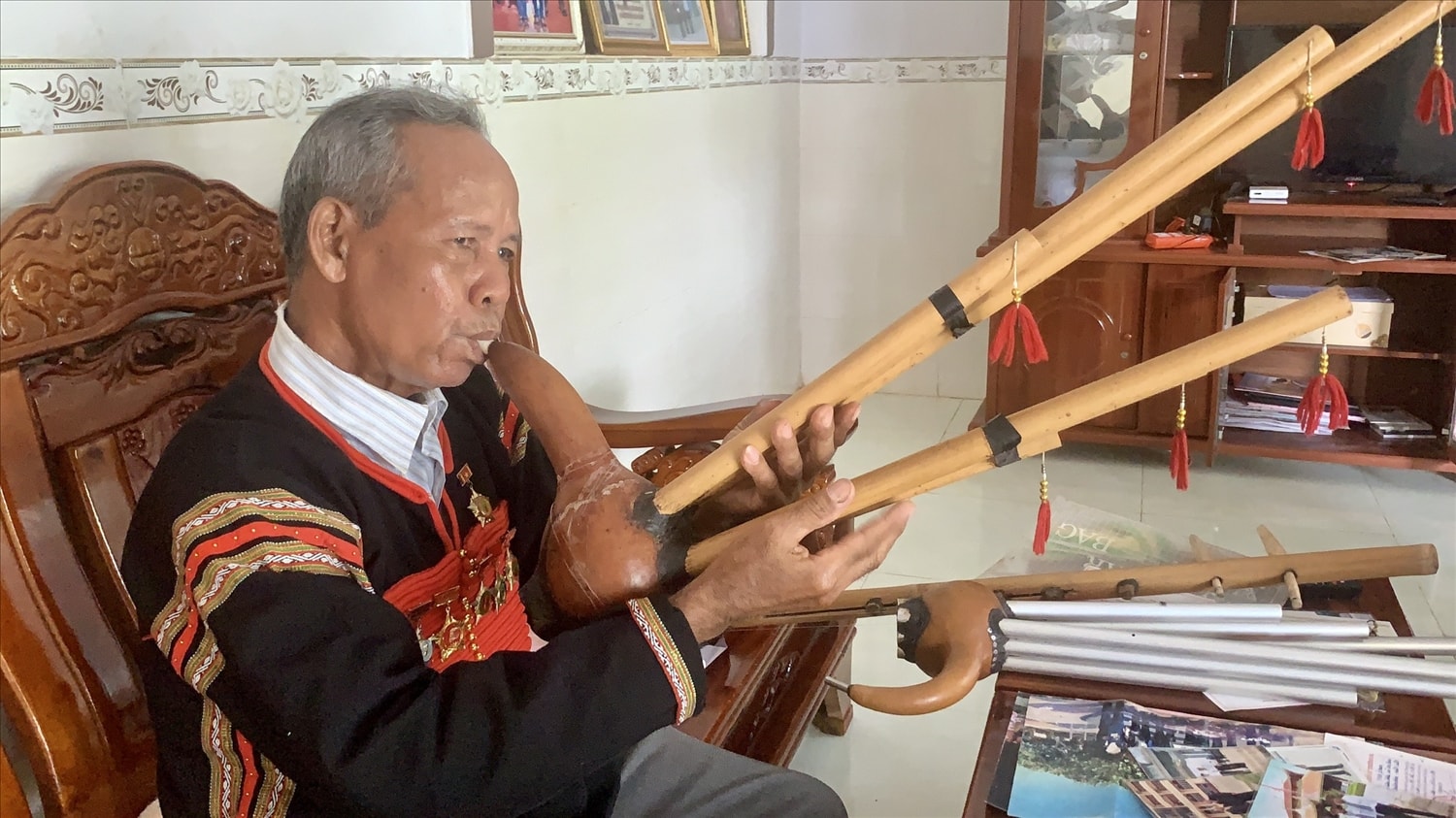 Già Y Hơ biểu diễn sáo Đing năm Già Y Hơ biểu diễn sáo Đing năm