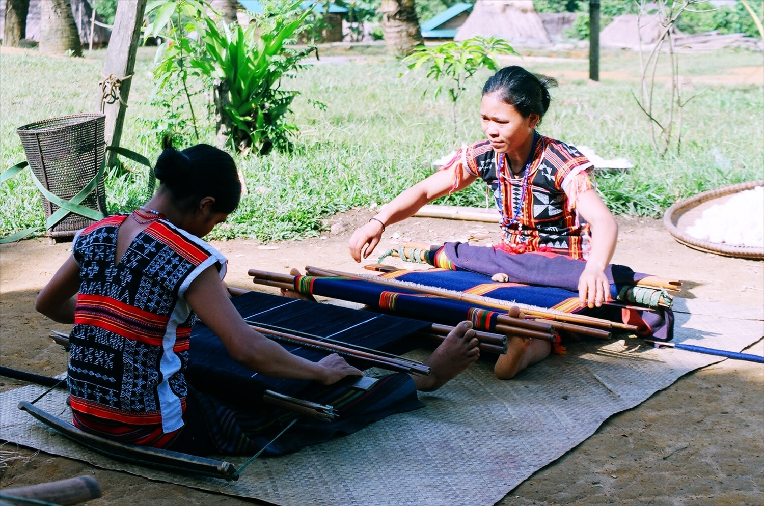 Phụ nữ Cơ Tu dệt vải tại Vinpearl Nam Hội An (Ảnh Tấn Vịnh) Phụ nữ Cơ Tu dệt vải tại Vinpearl Nam Hội An (Ảnh Tấn Vịnh)