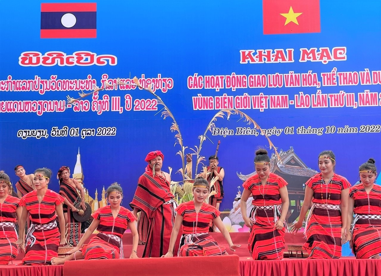 Đoàn nghệ nhân, diễn viên các DTTS tỉnh Quảng Nam tham gia Ngày hội văn hóa, thể thao và du lịch vùng biên giới Việt Nam - Lào, năm 2022 Đoàn nghệ nhân, diễn viên các DTTS tỉnh Quảng Nam tham gia Ngày hội văn hóa, thể thao và du lịch vùng biên giới Việt Nam - Lào, năm 2022