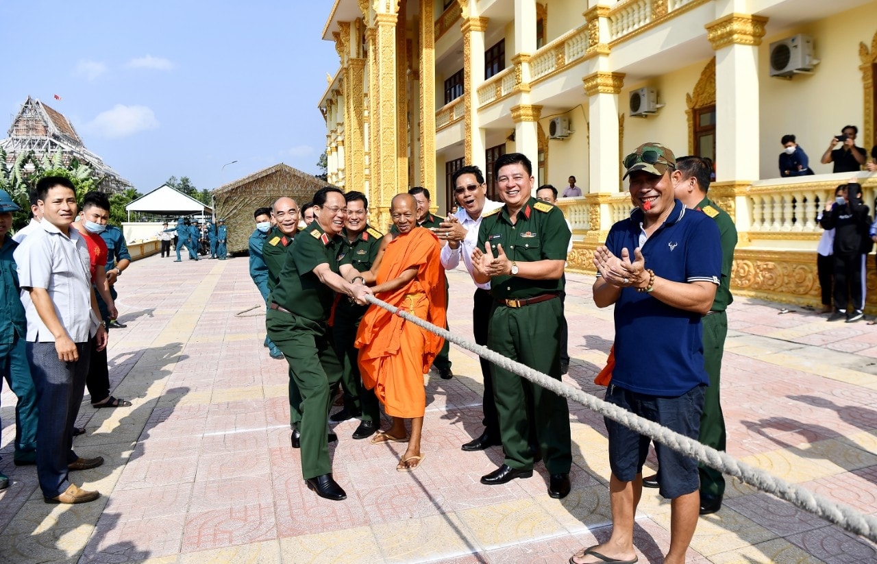 Hoà thượng Đào Như - Cố vấn Hội đoàn kết SSYN TP. Cần Thơ, cùng Bộ chỉ huy Quân sự TP. Cần Thơ tham gia môn thể thao truyền thống đồng bào Khmer nhân dịp tết cổ truyền Chol chnamThmay 