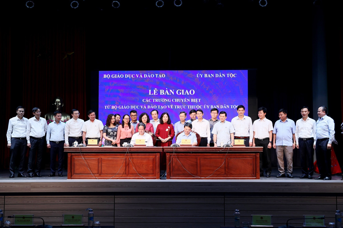 Bộ trưởng Bộ GD&ĐT Nguyễn Kim Sơn và Bộ trưởng, Chủ nhiệm UBDT Hầu A Lềnh ký Biên bản bàn giao trước sự chứng kiến của đại diện các bộ, ngành, cơ quan liên quan và lãnh đạo các Trường chuyên biệt
