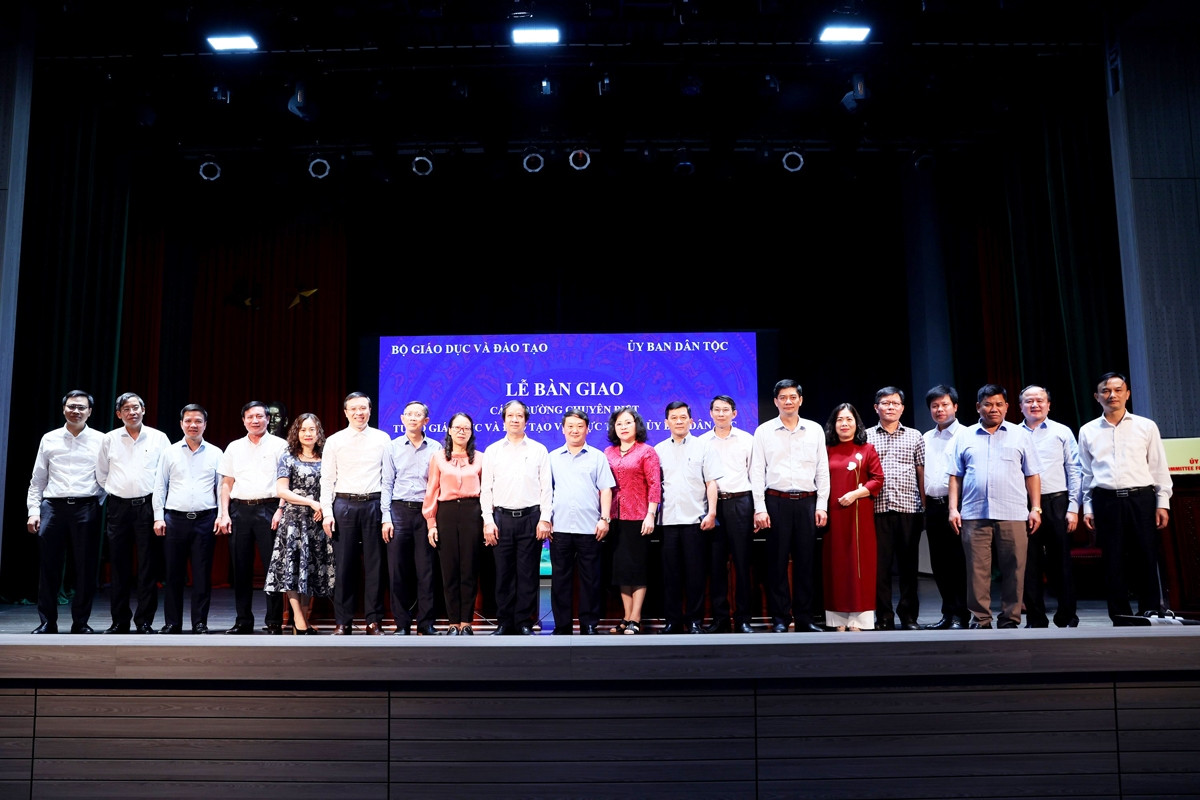 Bộ trưởng Bộ GD&ĐT Nguyễn Kim Sơn và Bộ trưởng, Chủ nhiệm UBDT Hầu A Lềnh và đại diện các bộ, ngành, cơ quan liên quan chụp ảnh lưu niệm cùng lãnh đạo các Trường chuyên biệt