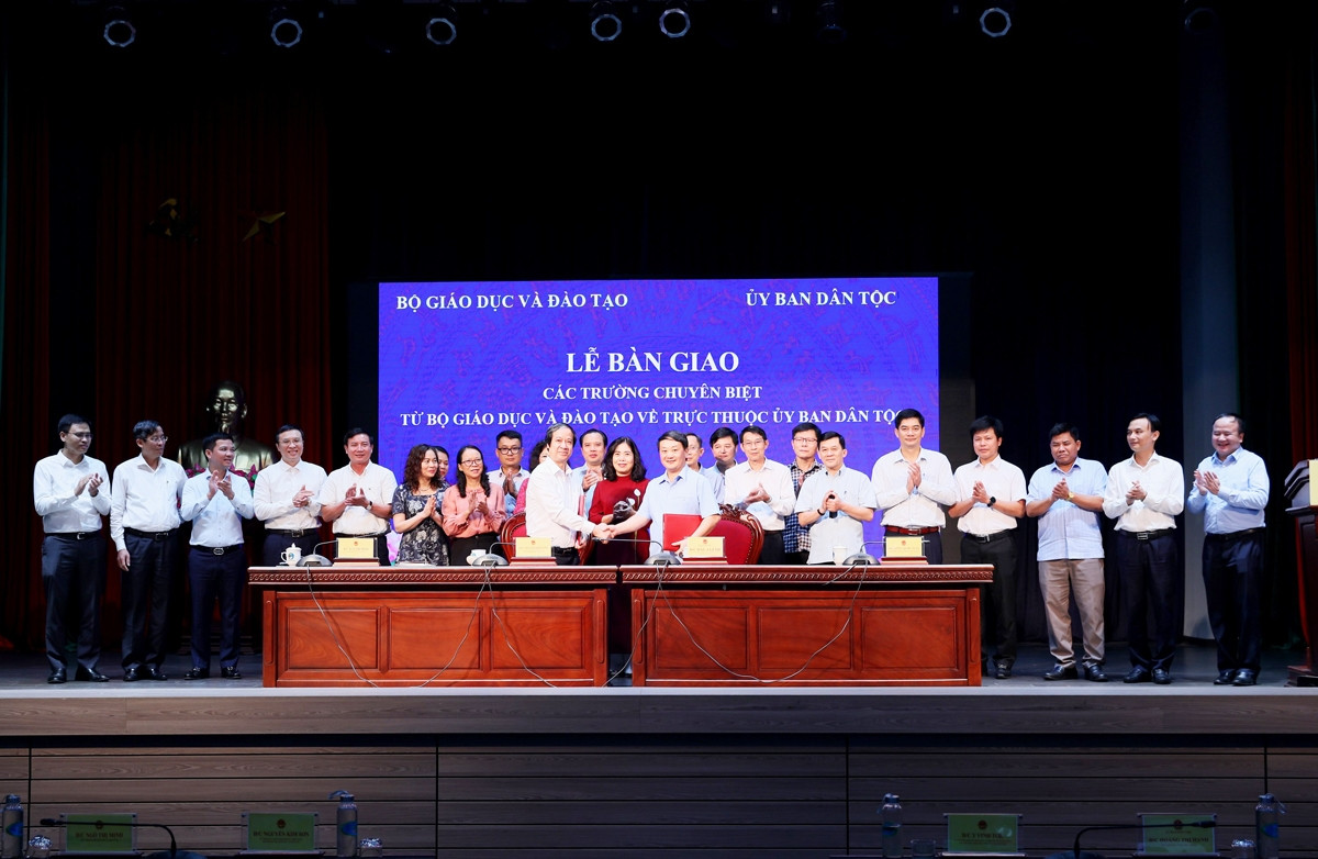 (TIN TS UB) Bàn giao các Trường chuyên biệt từ Bộ Giáo dục và Đào tạo về trực thuộc Ủy ban Dân tộc 3