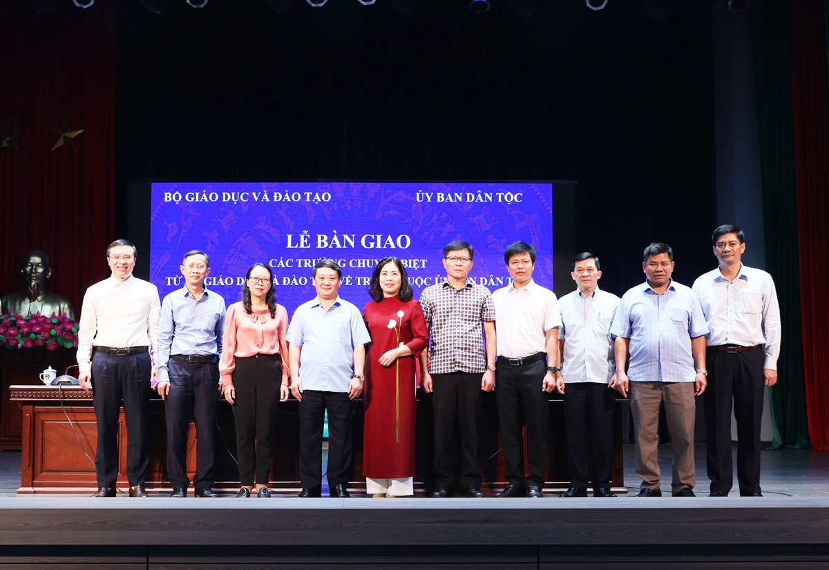 Lãnh đạo UBDT chụp ảnh lưu niệm cùng lãnh đạo các Trường chuyên biệt