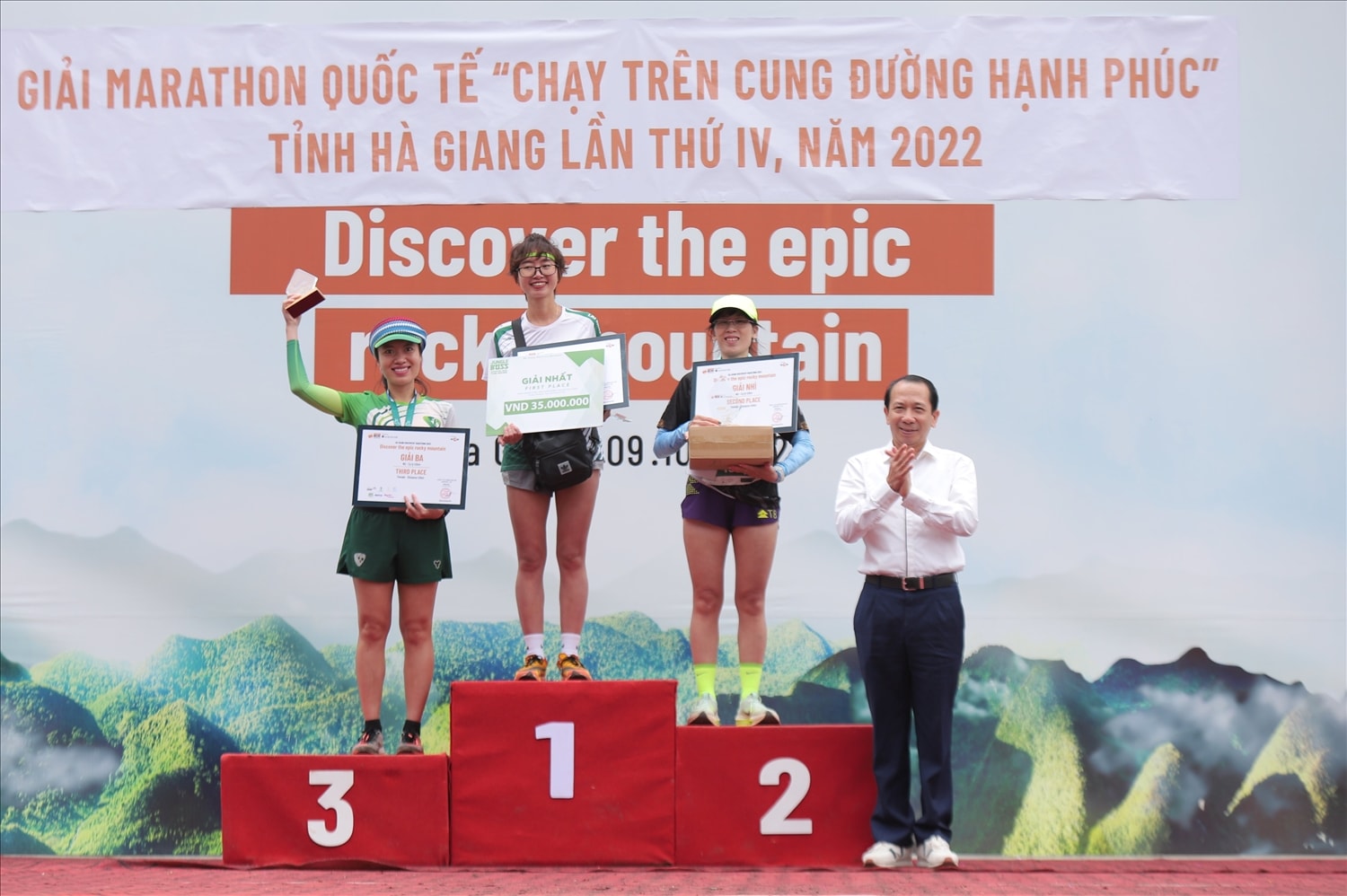 Đồng chí Trần Đức Quý, Phó Chủ tịch UBND tỉnh Hà Giang  trao giải Nhất, Nhì, Ba cho các VĐV ở các nội dung chạy