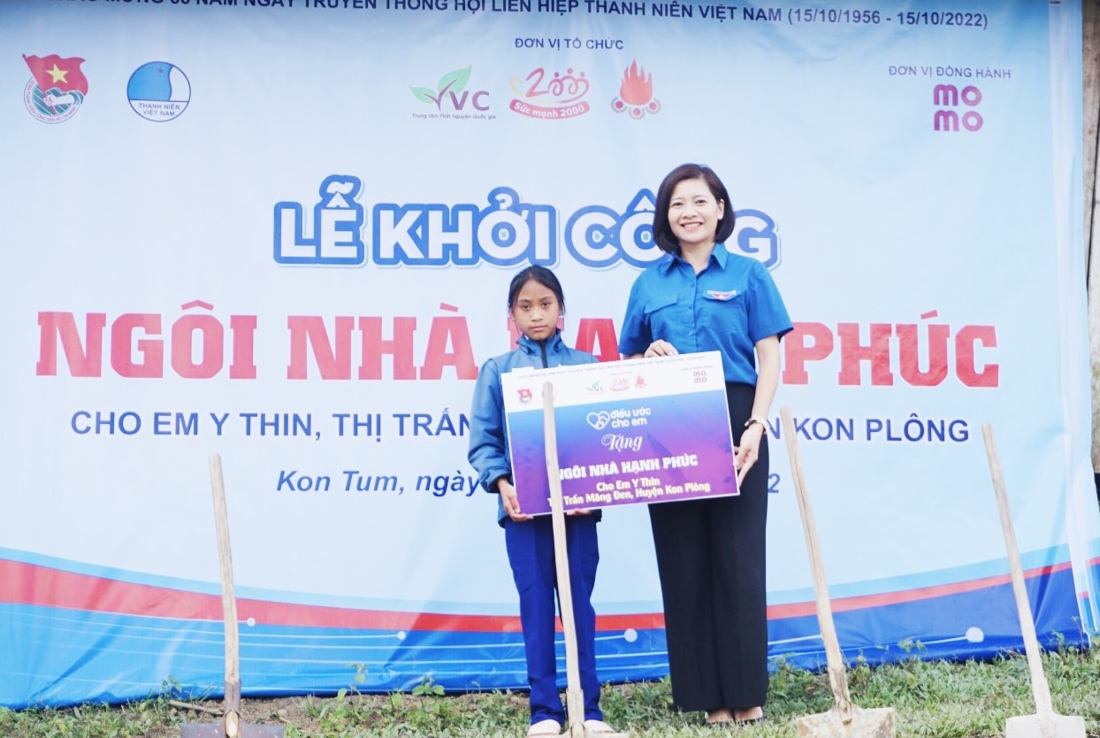Chị Đỗ Thị Kim Hoa - Giám đốc Trung tâm Tình nguyện Quốc gia Trao hỗ trợ công trình Ngôi nhà hạnh phúc Chị Đỗ Thị Kim Hoa - Giám đốc Trung tâm Tình nguyện Quốc gia Trao hỗ trợ công trình Ngôi nhà hạnh phúc