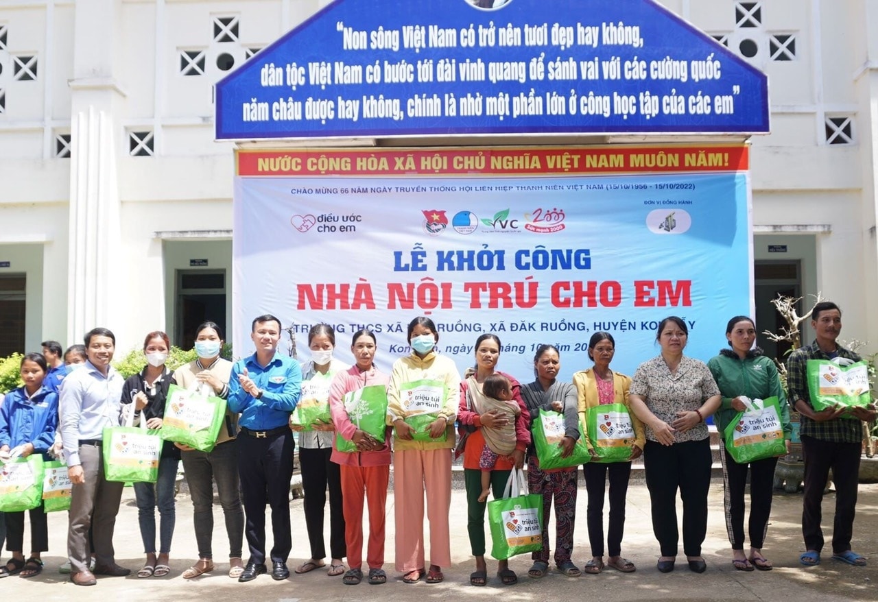 Niềm vui của các hộ hoàn cảnh khó khăn, hộ nghèo, cận nghèo trên địa bàn tỉnh Kon Tum và Gia Lai khi nhận Túi quà an sinh của Chương trình Niềm vui của các hộ hoàn cảnh khó khăn, hộ nghèo, cận nghèo trên địa bàn tỉnh Kon Tum và Gia Lai khi nhận Túi quà an sinh của Chương trình