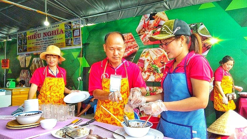 Ngày hội ẩm thực Đất Mũi với nhiều món ăn được chế biến từ đặc sản của vùng đất cuối trời Tổ quốc Ngày hội ẩm thực Đất Mũi với nhiều món ăn được chế biến từ đặc sản của vùng đất cuối trời Tổ quốc