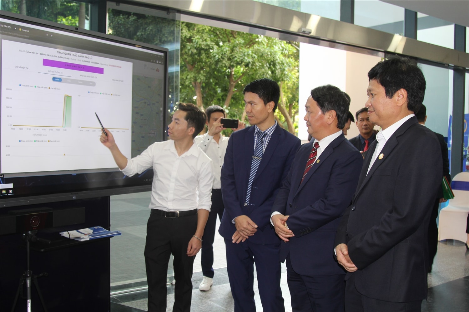 Bộ trưởng, Chủ nhiệm UBDT cùng các đại biểu tham quan các sản phẩm công nghệ được giới thiệu tại buổi Lễ Bộ trưởng, Chủ nhiệm UBDT cùng các đại biểu tham quan các sản phẩm công nghệ được giới thiệu tại buổi Lễ