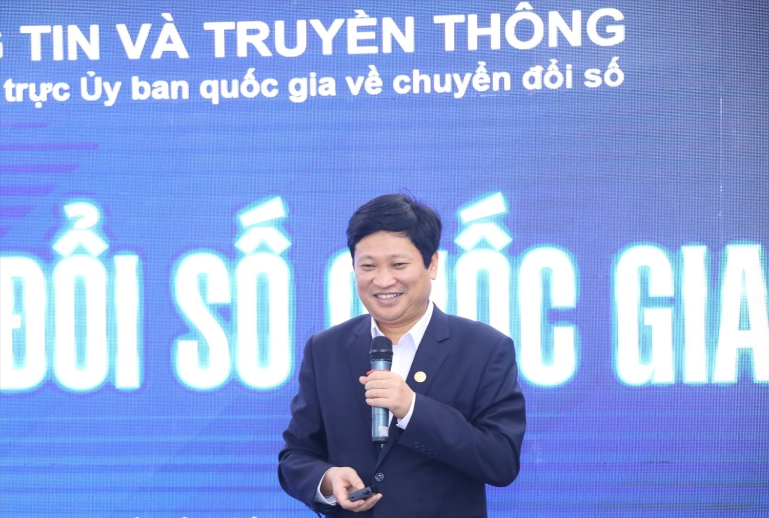 Ông Nguyễn Khắc Lịch - Cục trưởng Cục Chuyển đổi số quốc gia trình bày tại buổi Lễ Ông Nguyễn Khắc Lịch - Cục trưởng Cục Chuyển đổi số quốc gia trình bày tại buổi Lễ