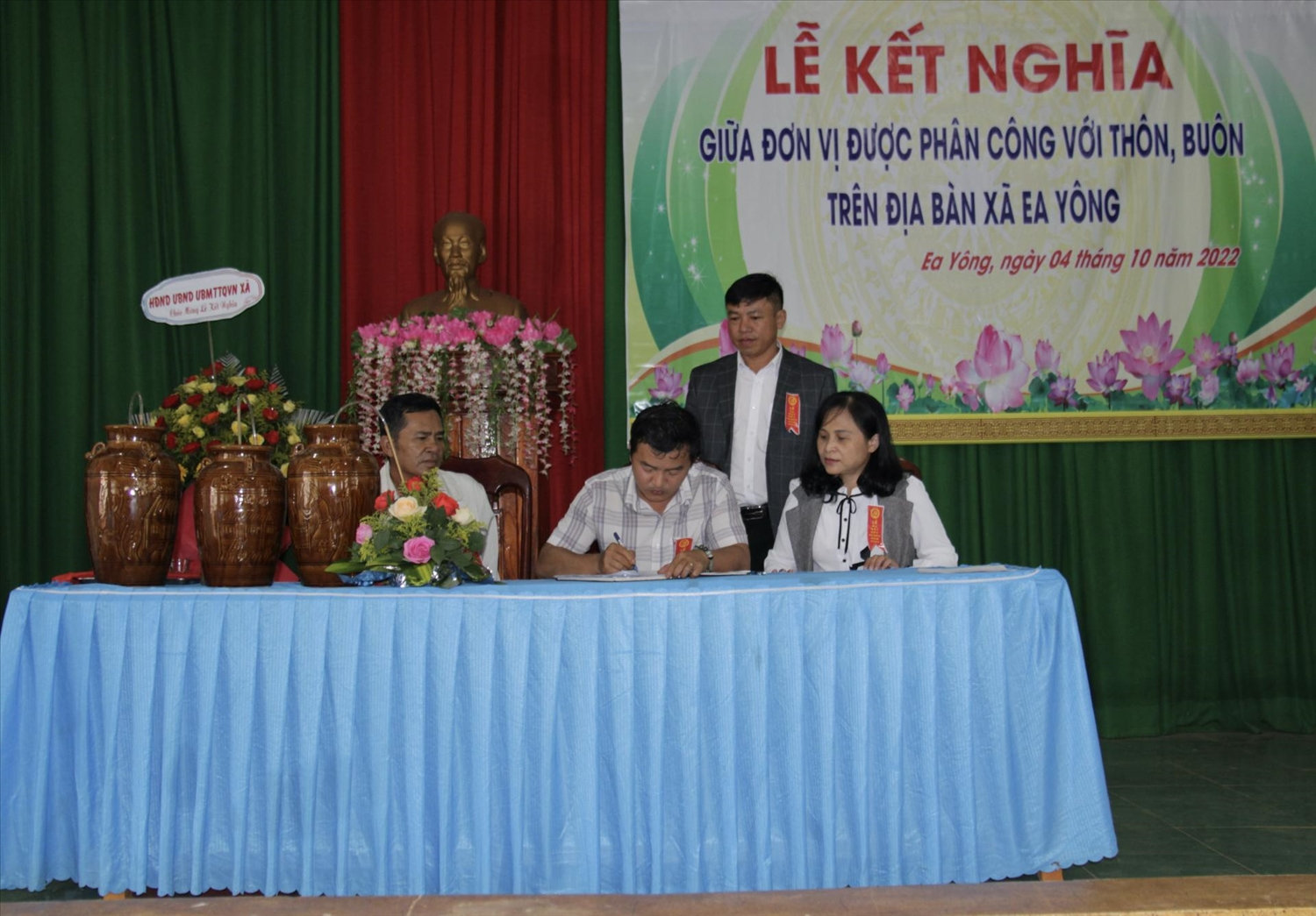 Công ty Cổ phần Cà phê Phước An và Công ty Môi trường trắc địa Buôn Ma Thuột ký kết nội dung kết nghĩa với buôn Ea Yông B