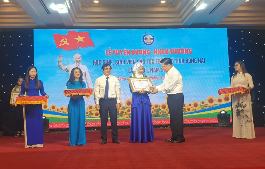 Thứ trưởng, Phó Chủ nhiệm Ủy ban Dân tộc Lê Sơn Hải đến tham dự và trao tặng Bằng khen cho các em học sinh, sinh viên DTTS tiêu biểu, xuất sắc Thứ trưởng, Phó Chủ nhiệm Ủy ban Dân tộc Lê Sơn Hải đến tham dự và trao tặng Bằng khen cho các em học sinh, sinh viên DTTS tiêu biểu, xuất sắc