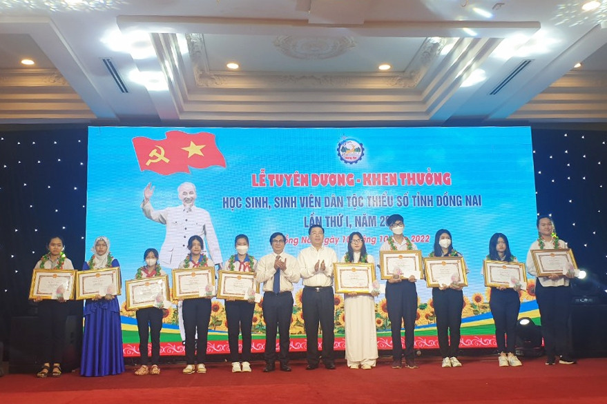 Tại Lễ tuyên dương, 30 em có thành tích tiêu biểu, xuất sắc đã được nhận Bằng khen của Chủ tịch UBND tỉnh Tại Lễ tuyên dương, 30 em có thành tích tiêu biểu, xuất sắc đã được nhận Bằng khen của Chủ tịch UBND tỉnh
