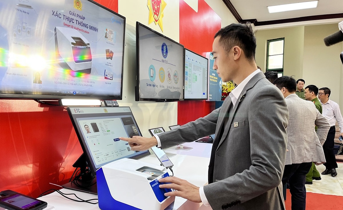 Các đại biểu tham quan trải nghiệm ứng dụng tiện ích của ứng dụng thẻ CCCD gắn chip để định danh - xác thực điện tử trong việc ký Hợp đồng điện tử giữa các bên