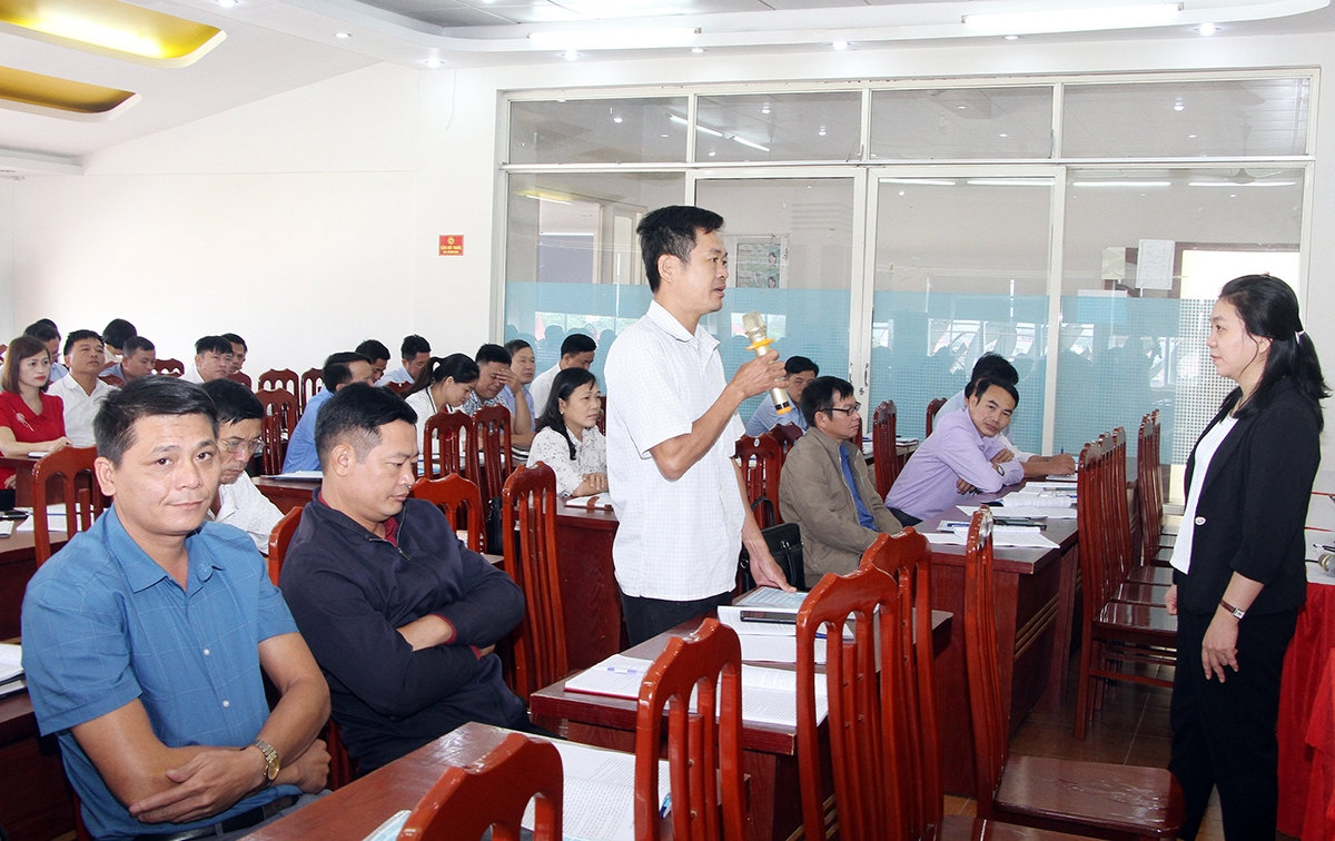 Các học viên tham gia trao đổi tại lớp bồi dưỡng kiến thức dân tộc