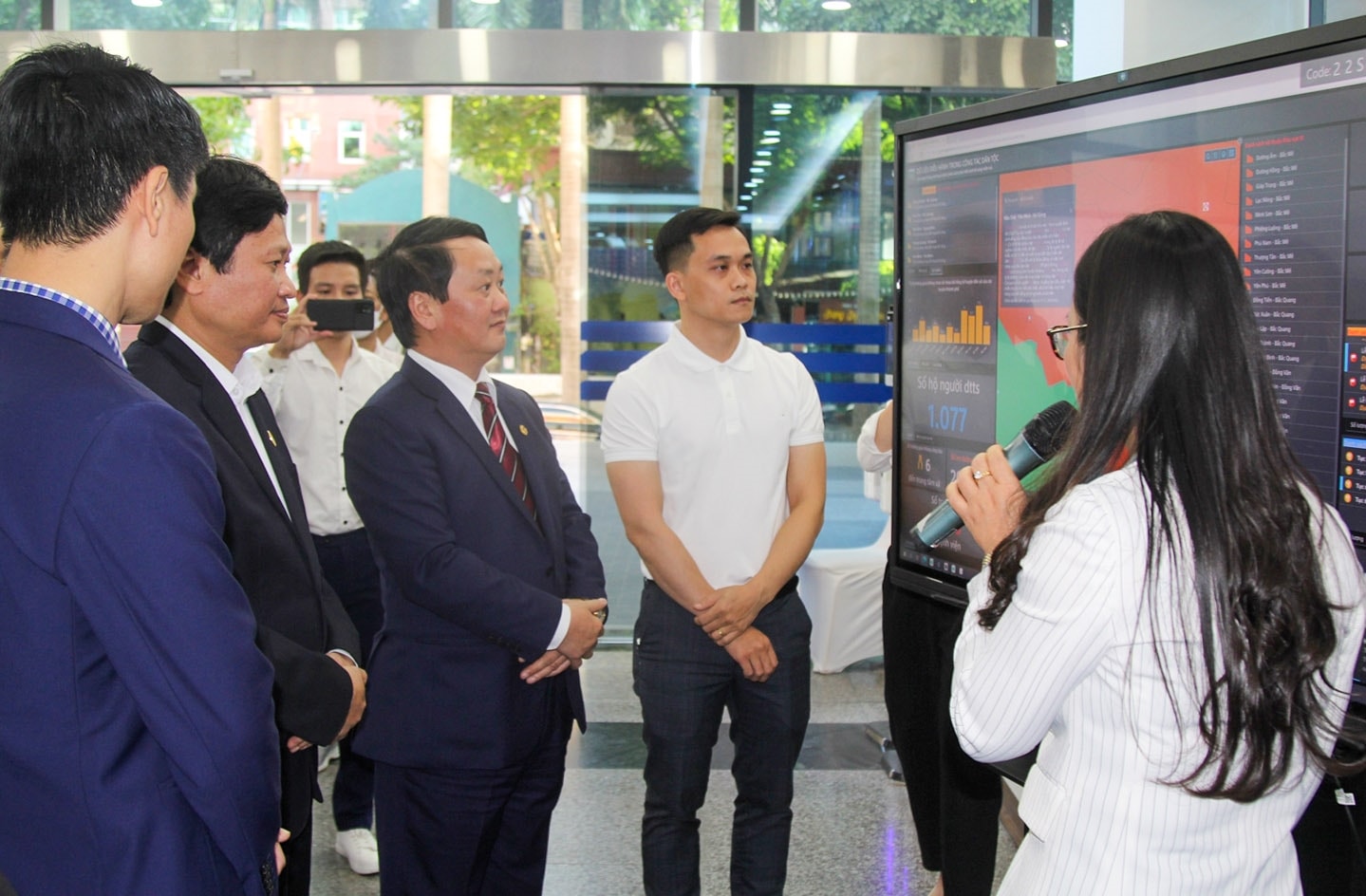 Bộ trưởng, Chủ nhiệm UBDT cùng các đại biểu tham quan các sản phẩm công nghệ được giới thiệu tại buổi Lễ Bộ trưởng, Chủ nhiệm UBDT cùng các đại biểu tham quan các sản phẩm công nghệ được giới thiệu tại buổi Lễ