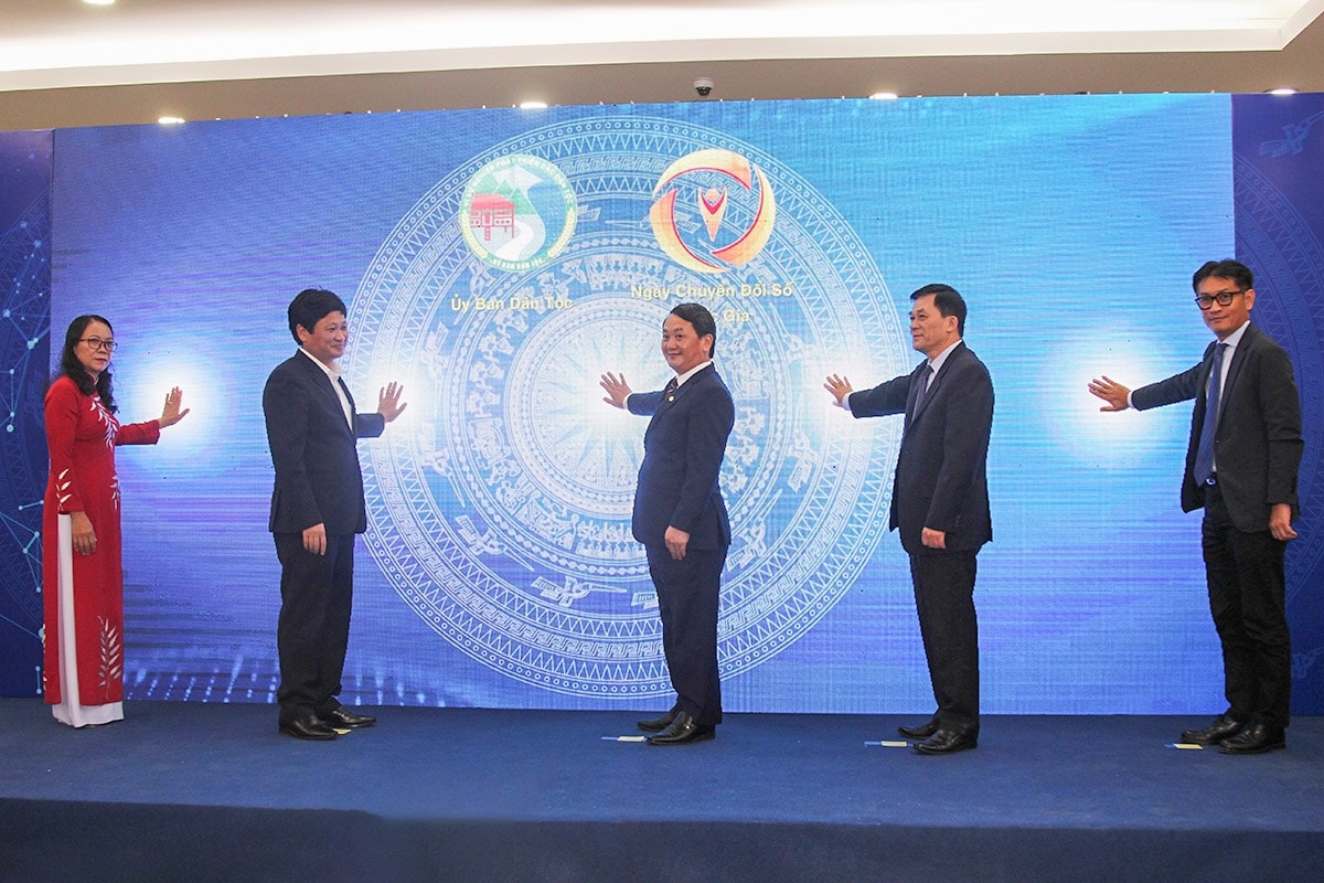 Lãnh đạo UBDT, đại diện Bộ Thông tin và Truyền thông cùng các đơn vị công nghệ thông tin đã tiến hành khởi động Cổng dịch vụ công trực tuyến giai đoạn I của UBDT Lãnh đạo UBDT, đại diện Bộ Thông tin và Truyền thông cùng các đơn vị công nghệ thông tin đã tiến hành khởi động Cổng dịch vụ công trực tuyến giai đoạn I của UBDT