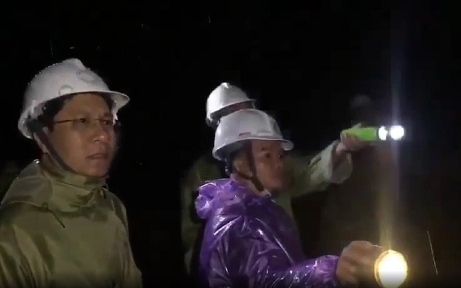 Lãnh đạo huyện Trà Bồng chỉ đạo công tác tìm kiếm cứu nạn tại hiện trường thủy điện Kà Tinh (Nguồn: NLĐ) Lãnh đạo huyện Trà Bồng chỉ đạo công tác tìm kiếm cứu nạn tại hiện trường thủy điện Kà Tinh (Nguồn: NLĐ)