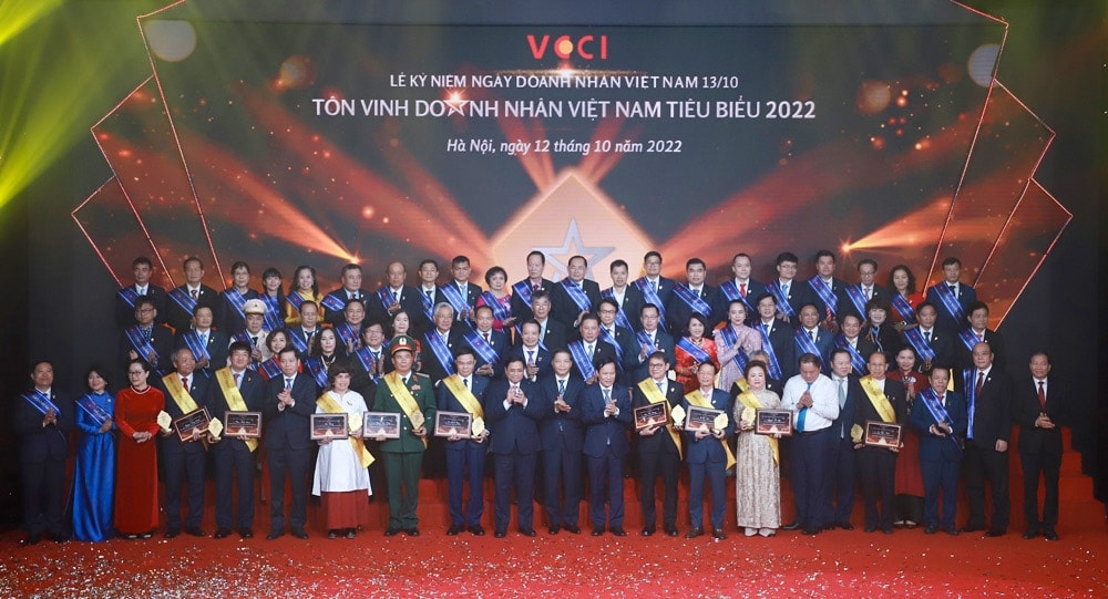 Thủ tướng Chính phủ Phạm Minh Chính chụp ảnh lưu niệm với 60 Doanh nhân tiêu biểu Việt Nam 2022 Thủ tướng Chính phủ Phạm Minh Chính chụp ảnh lưu niệm với 60 Doanh nhân tiêu biểu Việt Nam 2022