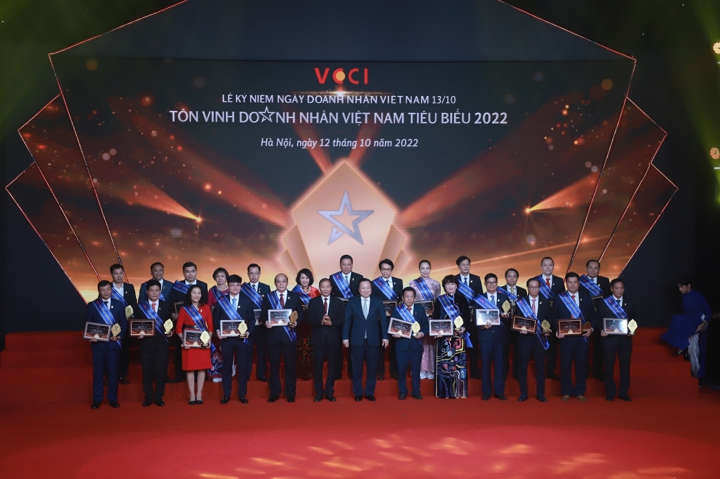 Bà Đỗ Nguyệt Ánh vinh dự được vinh danh Doanh nhân tiêu biểu năm 2022b Bà Đỗ Nguyệt Ánh vinh dự được vinh danh Doanh nhân tiêu biểu năm 2022
