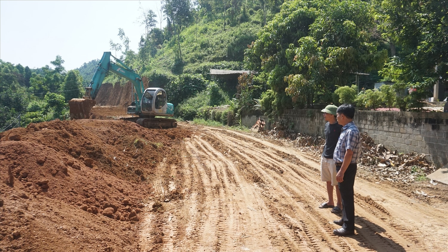Tuyến đường thôn Nậm Cút đang được mở rộng từ 3m lên 7m 