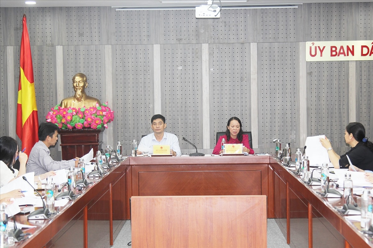 Thứ trưởng, Phó Chủ nhiệm UBDT Hoàng Thị Hạnh và Thứ trưởng, Phó Chủ nhiệm UBDT Y Vinh Tơr đồng chủ trì phiên họp